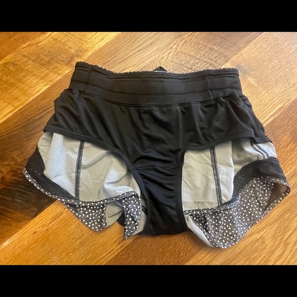Lululemon Hotty Hot Shorts - Frozen Fizz, Sz 4 - Picture 9 of 16